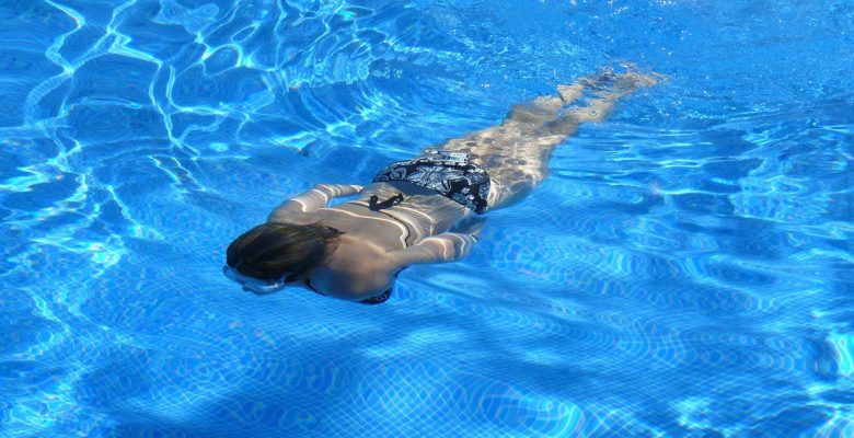 Loisirs pour les personnes actives : nager à la piscine publique d’Ancenis
